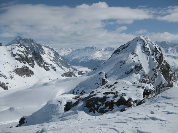 Piz Lunghin mit Silser See vom Nachbargipfel